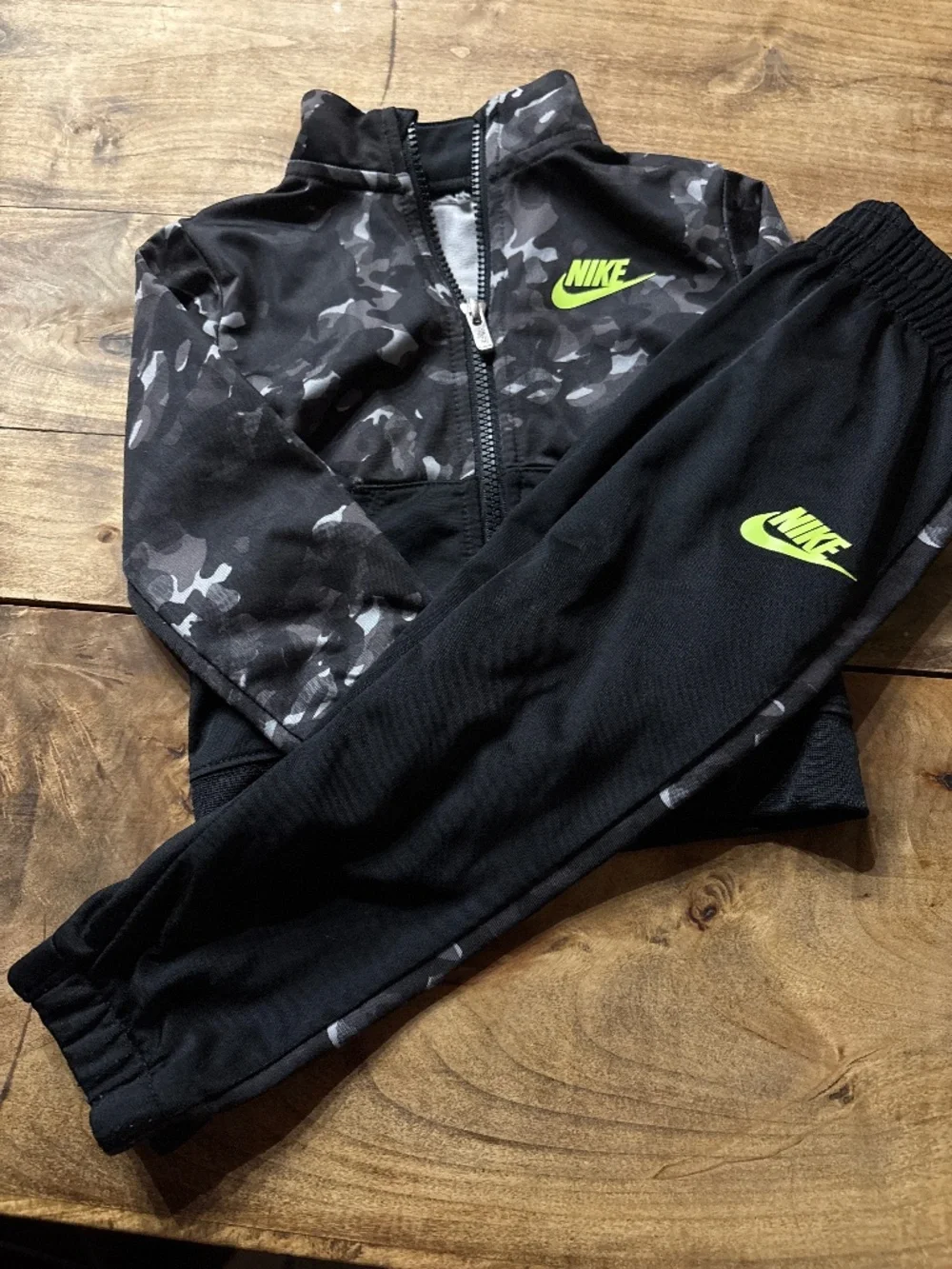 Nike 24m track suit, 2-piece black and gray camo
